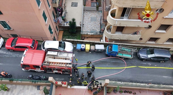 Incendio in una abitazione in via Caveri a Genova, 2 feriti, danni ingenti