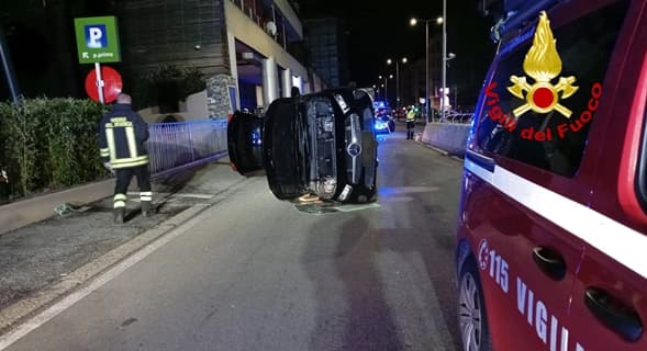 Incidente nella notte in corso Europa a Genova, 27enne al San Martino