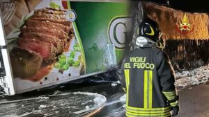 Incendio rimorchio a Genova su A7 2