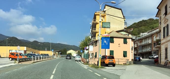 Trattore contro un muro a Stella San Giovanni, 50enne in codice giallo