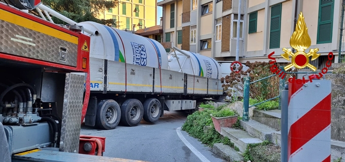 Mezzo pesante di traverso in via Cravasco a Genova