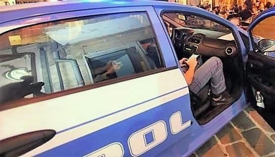 Prima ruba il registratore di cassa poi minaccia il titolare col coltello, arrestato a Genova