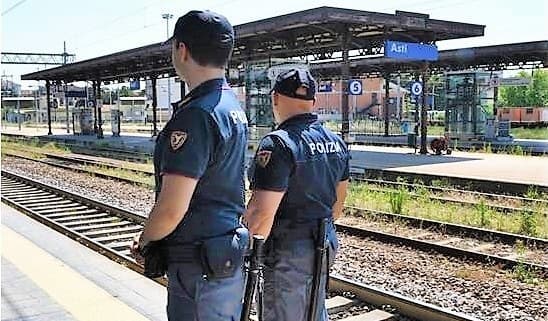 Litiga con un amico sulle rotaie della stazione rischiando di essere investito