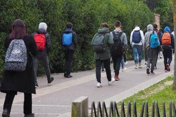 Scuola, Valditara: “Stop ai cellulari in classe anche alle superiori”
