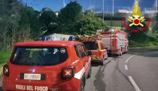 Sversamento di idrocarburi nel Ponente di Genova, intervento dei Vigili del fuoco