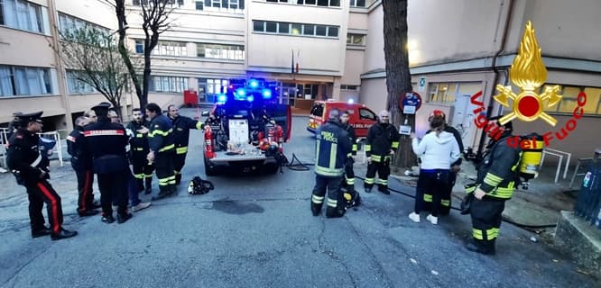 Fiamme alla scuola Montale a Genova, nessun ferito