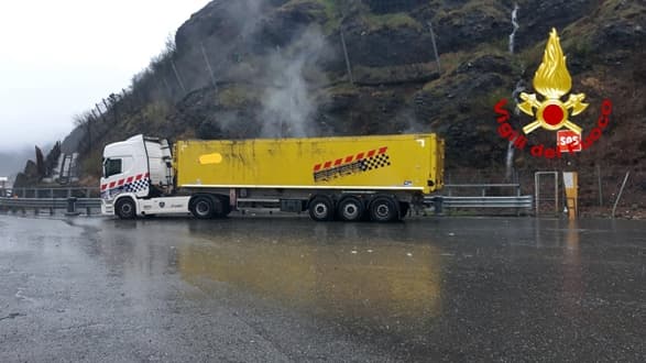Intervento Vigili del fuoco per fuoriuscita fumo da autoarticolato sulla A26 verso Genova