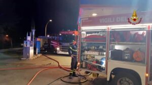 Incendio in deposito sul posto tre bombole 5