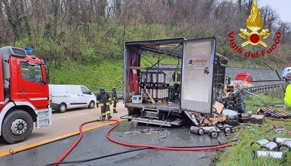 Incendio mezzo pesante in autostrada A7 verso Genova