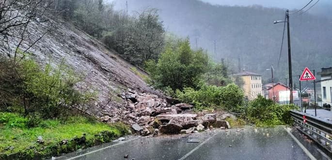 Maltempo ancora frane sulle strade, chiusa l’Aurelia al Malpasso a Noli