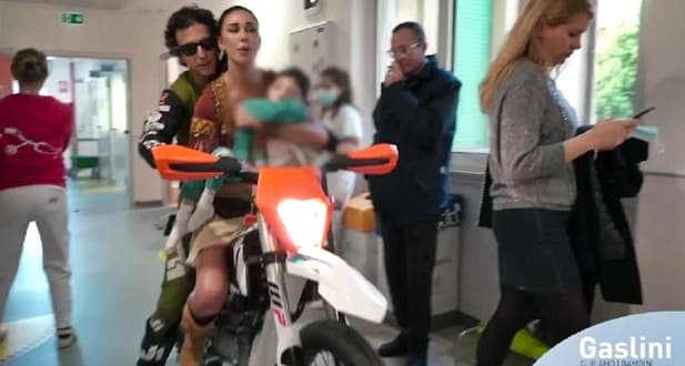 Vanni Oddera e Belen Rodriguez tra i bimbi del Gaslini