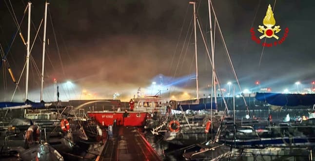 Vasto incendio al pontile di Genova Multedo, otto barche a fuoco – VIDEO