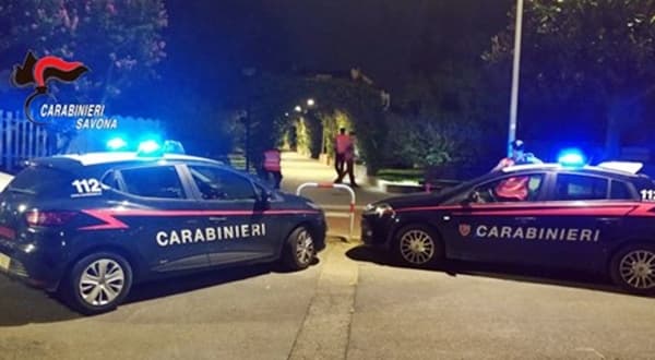 Alla vista dei carabinieri getta cocaina dal finestrino