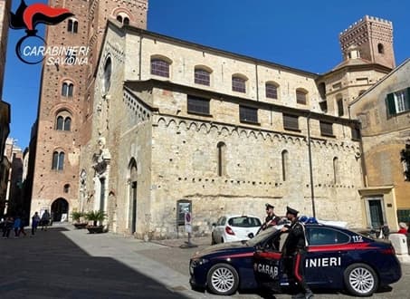 Aggredisce due controllori del bus, bloccato dai carabinieri e trovato con dosi di cocaina