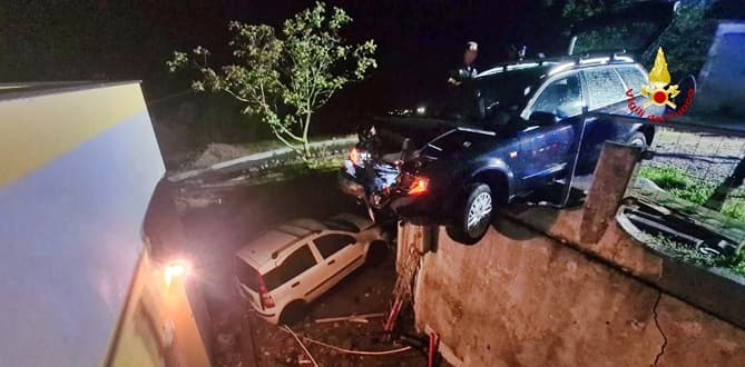 Auto vola in un giardino, spinge un’auto contro una villa e resta in bilico a Genova – VIDEO