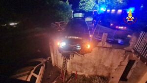 Auto vola in un giardino e resta in bilico a Campomorone Genova 2