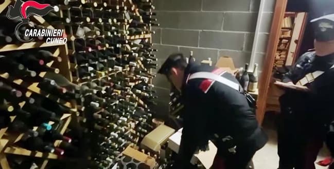 Rubano vini pregiati e li mettono in vendita su Internet, 4 arresti nel Basso Piemonte