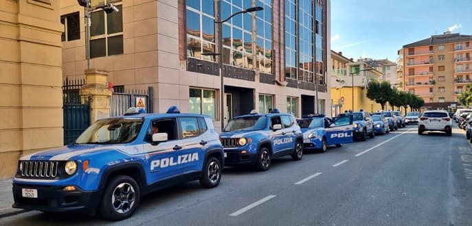 Coppia borseggia anziana davanti a poliziotto in borghese a Genova