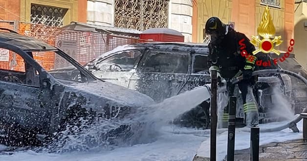 Bruciano auto nel centro storico di Genova