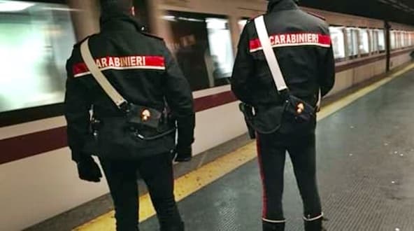 Donna rapinata sul treno Ventimiglia-Savona, coltello alla gola, arrestata una coppia