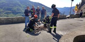 Genova rimozione croce pericolante del campanile