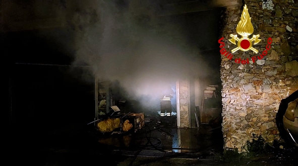 Brucia magazzino in via Lavezzara a Genova – VIDEO