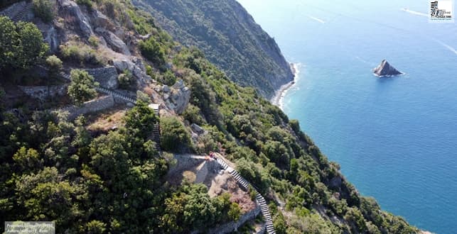 Parco 5 Terre condanna la discesa del biker Testa giù dalla scalinata di Monesteroli