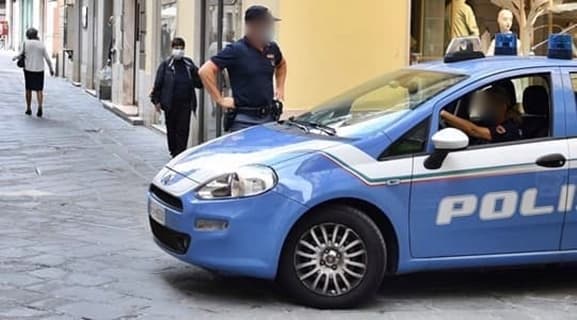 Scoppia lite in via Prè, arriva la Polizia e trova cocaina e coltello, 2 arresti