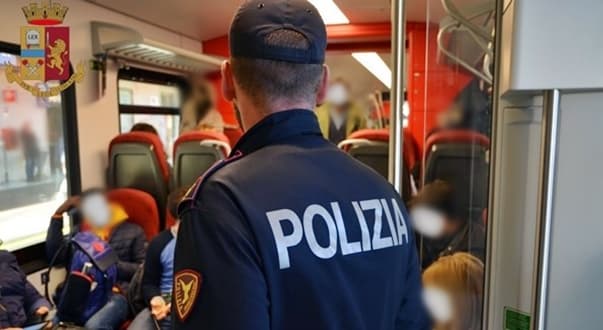 Quattro giovani molestano i passeggeri del treno, bloccati alla stazione di Sestri Ponente