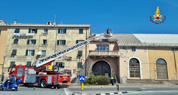 Rimozione parti pericolanti in via Prà a Genova – VIDEO