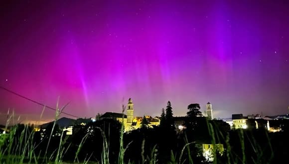 Sassello si sveglia con l’arco Sar, simile all’aurora boreale. Scatti di Franco Galatini