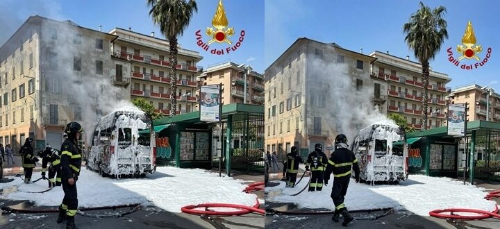 Autobus prende fuoco a Rapallo, autista e passeggeri illesi
