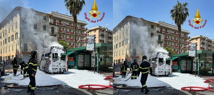 Autobus prende fuoco a Rapallo, autista e passeggeri illesi