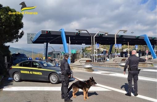 Detenevano hashish e cocaina in centro a Savona, 2 arresti della Finanza