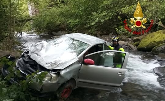 Dormono in auto nella Val Fontanabuona ma scivolano per 40 metri nel torrente