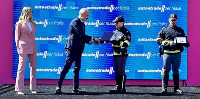 Giro d’Italia Genova premiati due Eroi della Sicurezza alla partenza della tappa