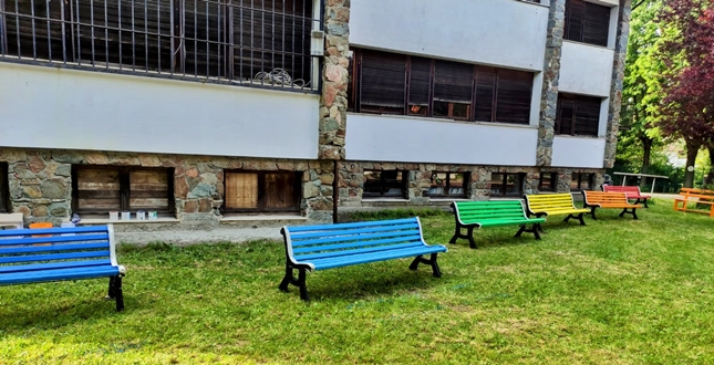 Sassello bel messaggio di Paceducando che pittura le panchine comunali