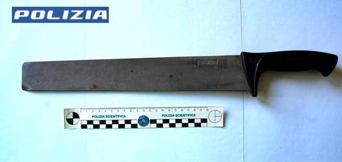 Savona rapina due persone col machete poi si getta nel greto del Letimbro