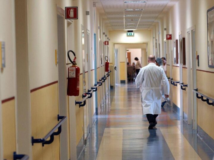 Neonato muore poche ore dopo la nascita a Perugia: indagati 22 operatori sanitari