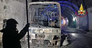 Incendio pullman da turismo in galleria su autostrada A12 4