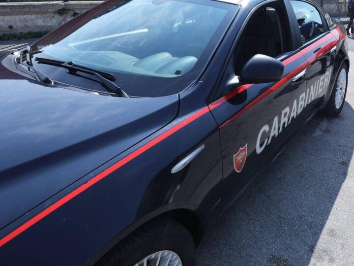 Napoli, cade dalla finestra mentre pulisce gli infissi: 57enne ricoverata in codice rosso