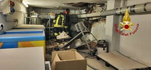 Cade una gru su di una residenza protetta Rsa in via Chiodo a Genova 2