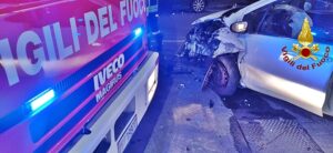 Frontale tra due auto in via Prà a Genova 5