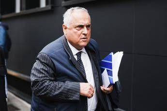 Lotito in questura, presenta denuncia dopo video telefonata virale sui social