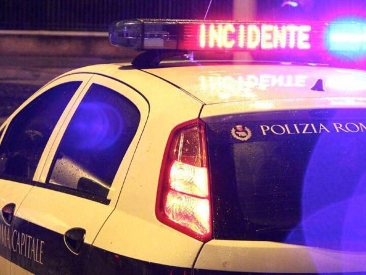 Roma, perde il controllo della moto sulla Laurentina: morto 43enne