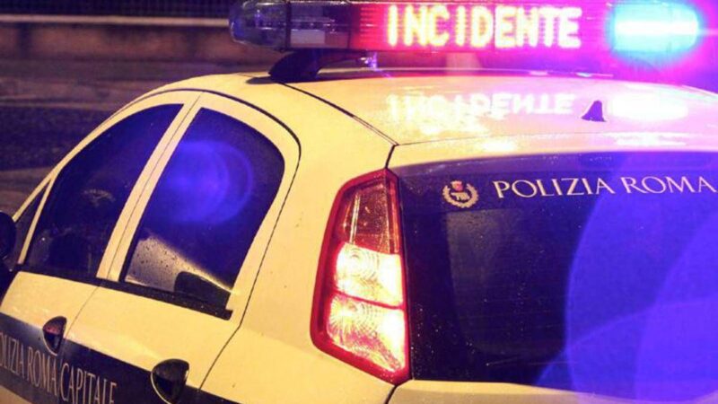 Roma, perde il controllo della moto sulla Laurentina: morto 43enne