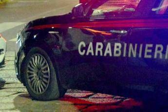 Milano, accoltellato dall’ex e dal figlio della compagna: 35enne in pericolo di vita