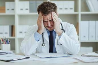 Eurispes: “Cruciale riconoscere segnali del burnout per prevenire danni a salute lavoratori”