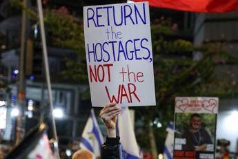 Gaza, 600 giorni di guerra: famiglie ostaggi protestano contro governo a Tel Aviv