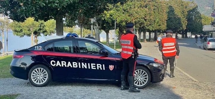 “Signora le sono cadute delle monete”, la distraggono e la borsa sparisce